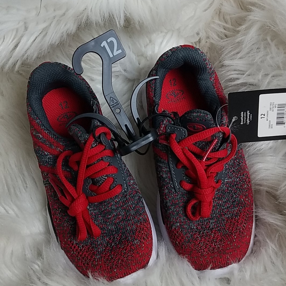 T) Kids tennis shoes